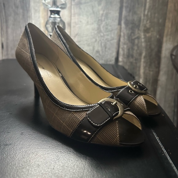 vintage office buckle heels brown beige plaid leather straps wood heel courts - Picture 3 of 4